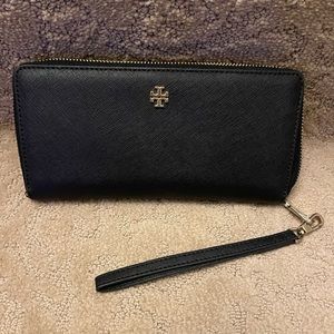 Like new Tory Burch Wristlet wallet. No marks or tears on leather.